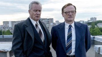 Chaqueta de traje azul de Valery Legasov (Jared Harris) en Chernobyl (Temporada 01 Episodio 02)