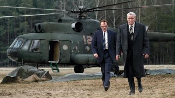 The long gray coat of Boris Shcherbina (Stellan Skarsgård) in Chernobyl S01E02