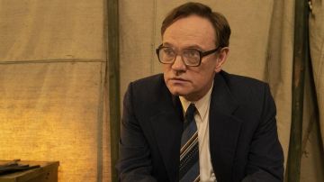 Gafas vintage de Valery Legasov (Jared Harris) en Chernobyl S01E02
