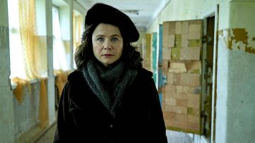 La boina negra de Ulana Khomyuk (Emily Watson) en Chernobyl (Temporada 01)