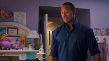 La chemise bleue portée par Derek (Dwayne Johnson) dans Fée malgré lui