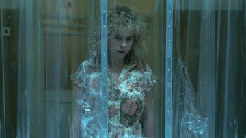 La robe vintage de Lyudmilla Ignatenko (Jessie Buckley) dans Chernobyl S01E04