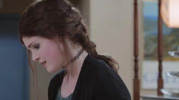 El collar de tatuajes de París (Elena Kampouris) en La boda griega 2