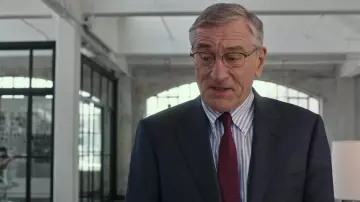 The burgundy tie worn by Ben (Robert De Niro) in The New intern