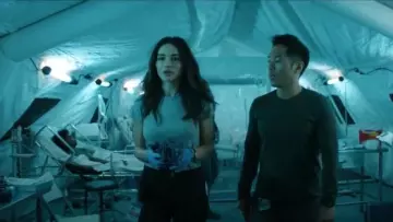 Madewell Harley Tee worn by Abby Arcane (Crystal Reed) in Swamp Thing (Season 01 Episode 01)