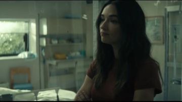 Vince Essential Crew Tee worn by Abby Arcane (Crystal Reed) in Swamp Thing (Season 01 Episode 01)