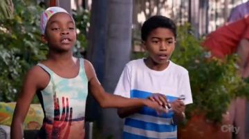 Billabong Little Desert Dreams One Piece Swimsuit usado por Diane Johnson (Marsai Martin) en negro (Temporada 02 Episodio 14)