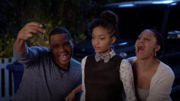 Alice + Olivia Pinstripe Boxy Crop Top usado por Zoey Johnson (Yara Shahidi) en negro (Temporada 02 Episodio 15)