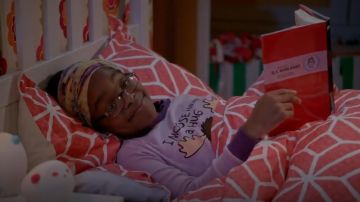 Lazy One Purple Moose Hug Manga Larga usada por Diane Johnson (Marsai Martin) en negro -ish (Temporada 02 Episodio 15)