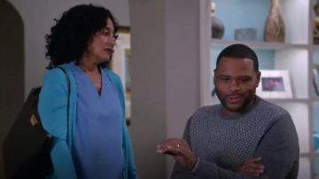 Saks Fifth Avenue Collection Cashmere Sweater usado por Andre 'Dre' Johnson (Anthony Anderson) en negro (Temporada 02 Episodio 16)