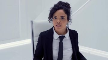 La cravate de Agent M (Tessa Thompson) dans Men in Black : International