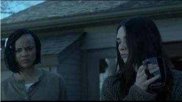 American Eagle AE Ahhmazingly Soft Henley Sweatshirt worn by Liz Tremayne (Maria Sten) in Swamp Thing (Season 01 Episode 01)