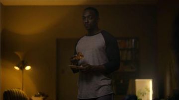 The T-shirts gray Danny (Anthony Mackie) in Black Mirror (S05E01)