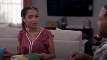Maison Jules Crochet Trim Printed Flutter Sleeve Top usado por Zoey Johnson (Yara Shahidi) en negro-ish (S02E24)