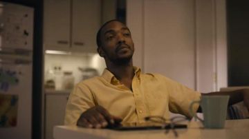 The yellow shirt of Danny (Anthony Mackie) in Black Mirror (Season 05 Episode 01)