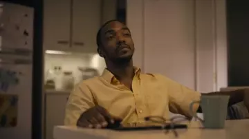 La chemise jaune de Danny (Anthony Mackie) dans Black Mirror (Saison 05 Episode 01)