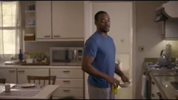 Le tshirt bleu de Danny (Anthony Mackie) dans Black Mirror (Saison 05 Episode 01)