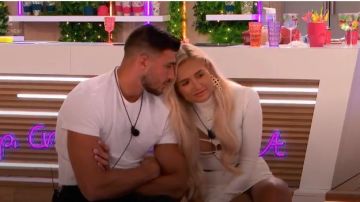 PrettyLittleThing.com Vestido Bodycon blanco de un hombro asimétrico con cordones usado por Molly Mae Hague en Love Island (S05E15)