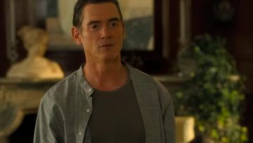 Camiseta caqui usada por Oscar (Billy Crudup) como se ve en After the Wedding