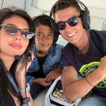 Le t-shirt Balmain logo néon porté par Cristiano Ronaldo sur son compte Instagram @cristiano