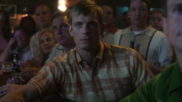 Camisa a cuadros beige usada por Edward Baldwin (Joel Kinnaman) como se ve en For All Mankind (Temporada 01)