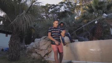 La camiseta de Naps a rayas azul marino roja y azul claro en su clip Rappelle-Toi feat. Heuss L'Enfoiré