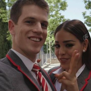 Perle boucle d'oreille stud porté par Danna Paola pour l'annonce de l'Élite la Saison 2