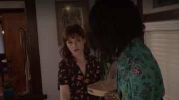 Bandeja de abedul Ikea Skala utilizada por Lisa Donovan (Jane Levy) en WHAT / IF (S01E06)