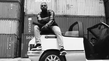 Le jean gris clair porté par Alonzo dans son clip C'est elle feat. Ninho