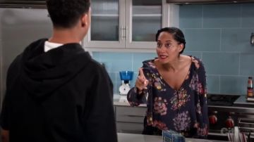 Zara Trafaluc de Collecte de Fluide Imprimée en Haut porté par arc-en-ciel Johnson (Tracee Ellis Ross), en black-ish (S03E02)