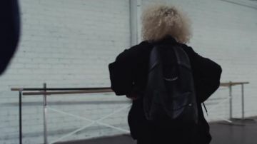 Mochila negra Balenciaga usada por DaniLeigh en su hazaña de video musical Easy (Remix).
