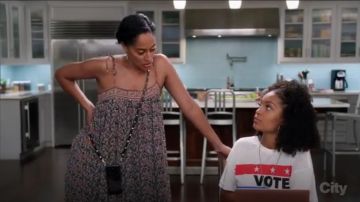 Bandolier Crossbody Phone Case and Wallet usado por Rainbow Johnson (Tracee Ellis Ross) en negro (S03E03)