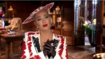 Moschino Adaptés Veste en Crêpe porté par Erika Jayne Au Real Housewives de Beverly Hills (S09E19)