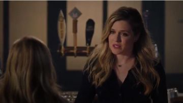 James Perse Sheer Slub Side Panel Shirt worn by Cassie Bishop (Harriet Dyer) in The InBetween (S01E01)