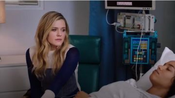 Rag & Bone Marissa Crew Sweater worn by Cassie Bishop (Harriet Dyer) in The InBetween (S01E03)