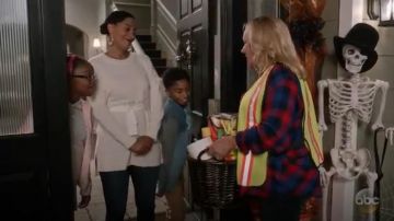 Sandro Ceinture de Laine Et de Cachemire Chandail porté par arc-en-ciel Johnson (Tracee Ellis Ross), en black-ish (S03E05)