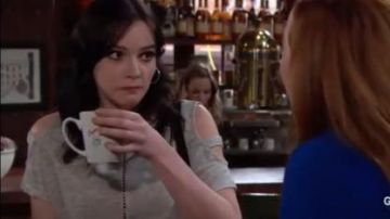 Generation Love Ladder Stitch Cold Shoulder Tee usado por Cait Fairbanks como se ve en The Young and the Restless 18 de junio de 2019