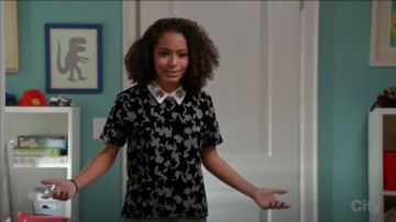 Maje Temporair Star Print Camiseta usada por Zoey Johnson (Yara Shahidi) en negro (Temporada03 Episodio08)