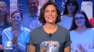 Le t-shirt imprimé cubiste de Alessandra Sublet dans C'est Canteloup