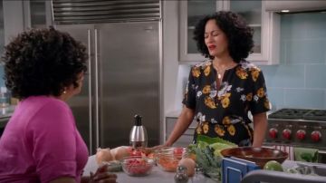 Theory Viewpine Distressed Floral Pant usado por Rainbow Johnson (Tracee Ellis Ross) en negro (S03E08)