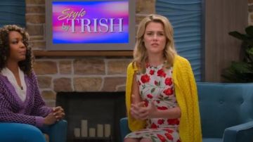 Vestido de vaina stretch-cady con estampado de rosa sin mangas usado por Trish Walker (Rachael Taylor) en Jessica Jones de Marvel (Temporada03 Episodio02)