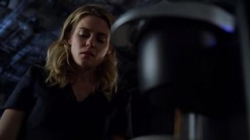 Alexander McQueen Leaf Crepe Fit & Flare Dress usado por Trish Walker (Rachael Taylor) en Jessica Jones de Marvel (S03E02)