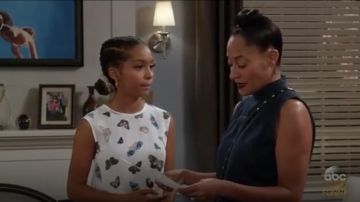 Equipo Kyle Butterfly Print Silk Top usado por Zoey Johnson (Yara Shahidi) en negro-ish (S03E09)