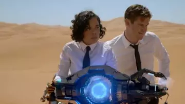 La delgada corbata negra usada por la Agente M (Tessa Thompson) en Men in Black: International