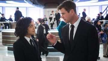 La veste de tailleur courte noire de Agent M (Tessa Thompson) dans Men in Black : International