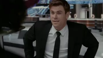 El blazer negro usado por el Agente H (Chris Hemsworth) en Men in Black: International