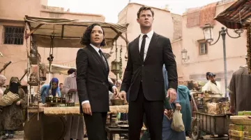 La camisa blanca usada por el Agente H (Chris Hemsworth) en Men in Black: International