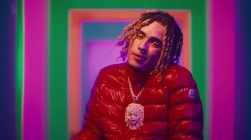 The down jacket red Moncler worn by Lil Pump in her video clip Be Like Me feat. Lil Wayne