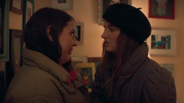 La boina de Amy (Kaitlyn Dever) en Booksmart