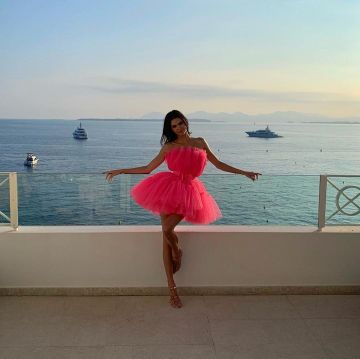 The dress in pink tulle H&M x Giambattista Valli worn by kendall Jenner on his account Instagram